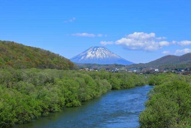 尻別川が流れる北海道・蘭越町から見た羊蹄山