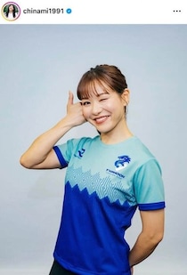 カーリング吉田知那美、鍛えられた筋肉のぞくハーフトップ姿...髪はポニテにまとめ　「カッコいい」「可愛い過ぎ」