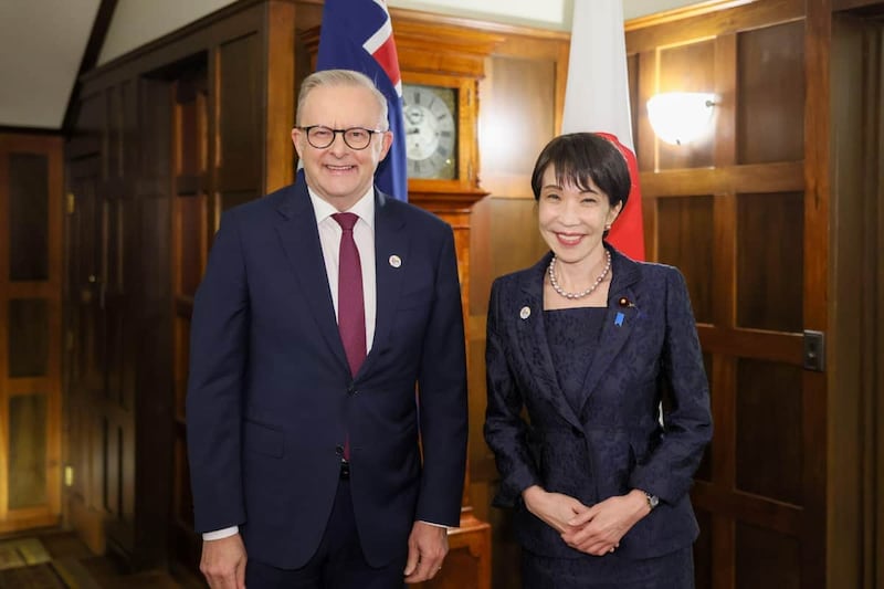オーストラリアのアルバニージー首相と高市早苗首相（写真は高市氏のXから）。高市氏のXではアルバニージー氏のことを「アンソニー」と表現した