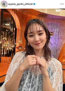 剛力彩芽、頬に両手をそえて唇とがらせ...お茶目な表情で「激カワ」　「めちゃくちゃ可愛い」「すごーく可愛い」