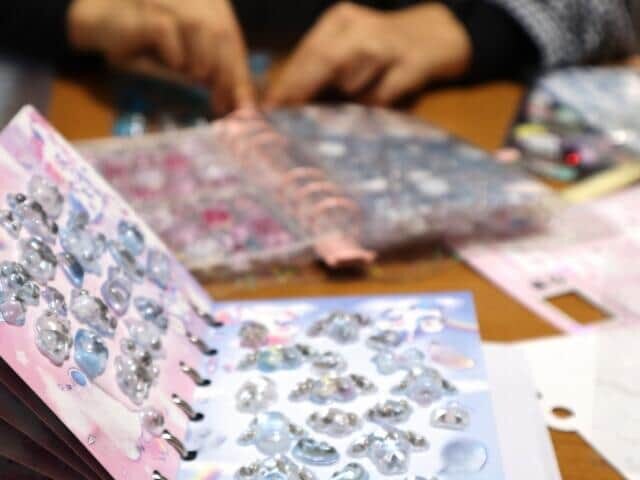 シールを集め、友達と交換することが人気に（写真はイメージ）