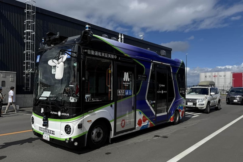 万博会場内を走るEVバス（2025年10月、大阪市此花区）（編集部で一部加工）