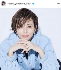 米倉涼子、花束を手にさわやか笑顔...変わらぬ美貌にドキっ　「花束よりお美しい」「いつ見てもエレガント」
