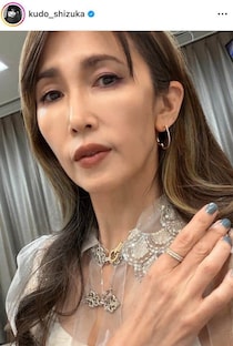 工藤静香、引き締まった腹筋のぞかせ神スタイル...新アルバムジャケ写で　「カッコ良すぎ」「腹筋すご～い」