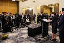 大きく口を開け、目を見開いた高市首相の写真　「内閣広報室」アカウントがわざわざ選んだのはなぜ