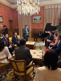欧州3か国歴訪の林芳正総務相、ピアノで「音楽外交」「そこにピアノがあるから...」まさかの腕前に驚き