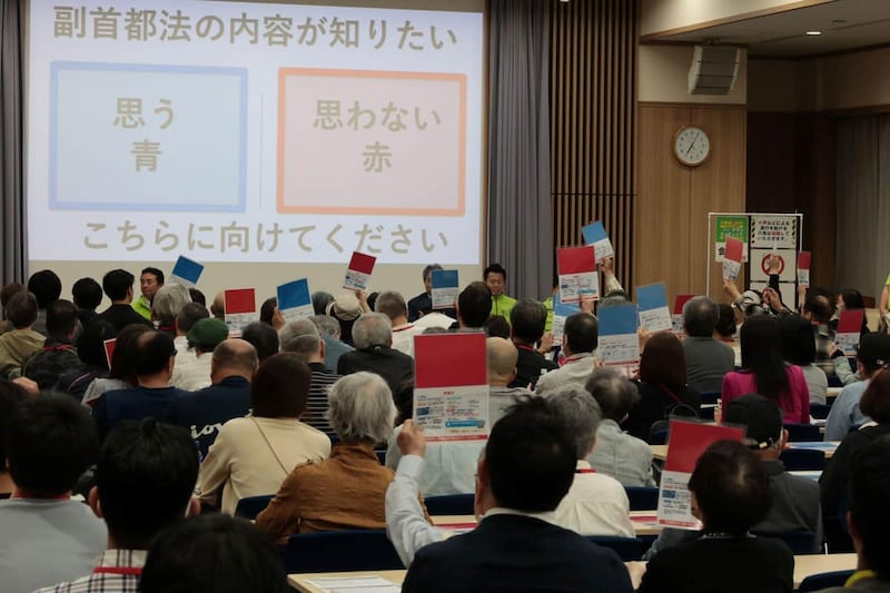 「副首都法案」について会場でアンケートも(5月7日、大阪市都島区)