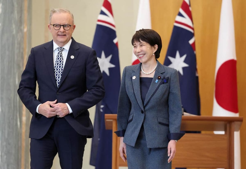 アルバニージー首相(左)の前で笑顔の高市早苗首相(右)。「内閣広報室試行アカウント」は現地紙「記事の全文仮訳」つきで「豪州訪問の成果」を強調している(写真:ロイター/アフロ)