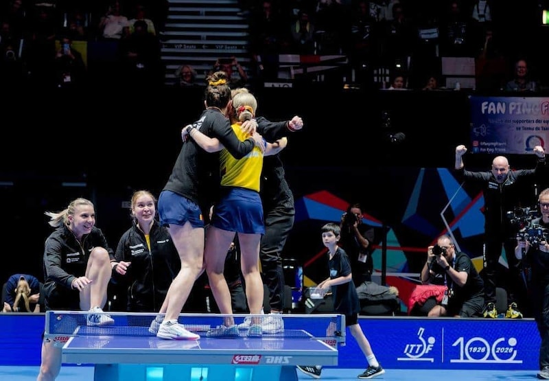 世界卓球の団体戦準々決勝での勝利に歓喜するルーマニア女子代表(写真:アフロ)