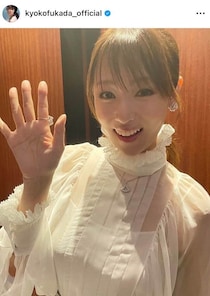 「ずっと可愛いのなんで？」深田恭子、芸能生活30周年を報告...花束よりまぶしい笑顔　肩出しコーデでステキ