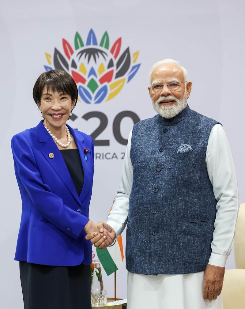 G20ヨハネスブルグ・サミットで握手する高市早苗首相（左）とインドのモディ首相（右）。