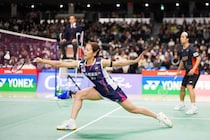 ひざ大ケガから1か月...27歳・五輪メダリスト、手術とリハビリで「歩けるように」「またバドミントンができるように」