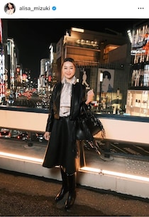観月ありさ、ストライプ柄膝上ワンピ×透け感タイツで衝撃の神スタイル　「変わらず可愛い」「スタイル良すぎ」