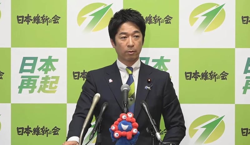 名刺問題に答える藤田文武氏（記者会見の動画から）