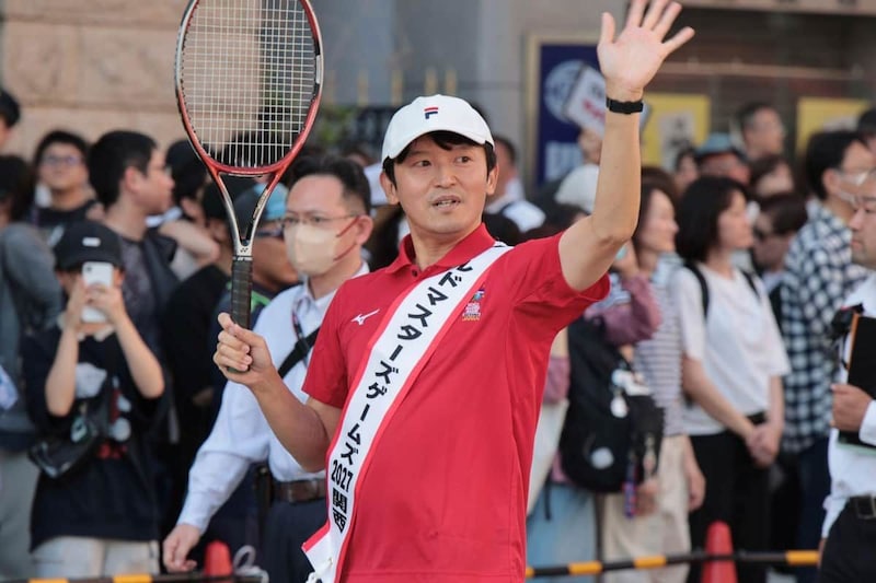 パレードで手を振る斎藤元彦知事(5月17日、神戸市中央区)