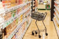 名物「アキダイ」秋葉社長もモノクロに？　ナフサ危機で野菜パック袋のカラー印刷を節約