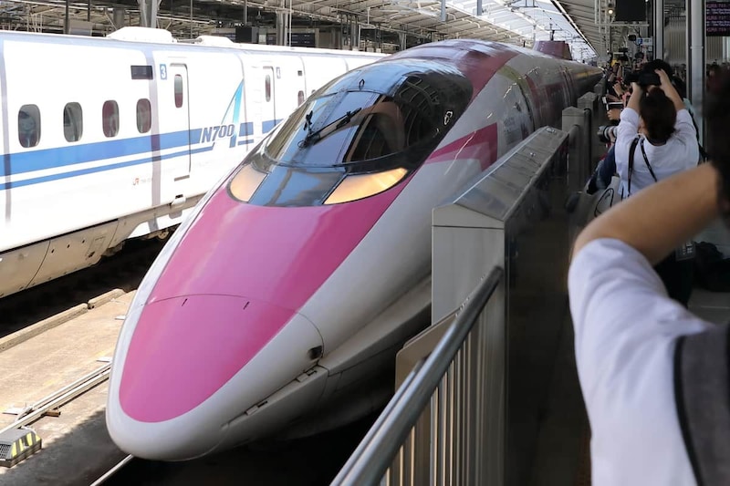 「ハローキティ新幹線」最終便、こだま949号は「ありがとう！」の声に見送られて11時37分に新大阪駅を出発した