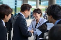 内閣広報室、高市首相＆韓国・李在明大統領の仲良しメガネ2ショ公開　「すかさず拝借して、、、パチリ」