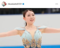 紀平梨花、黒カーディガン×デニムのコーデで笑顔...氷上と雰囲気変わって　「めっちゃ可愛い」「ますます綺麗に」