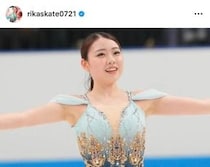 紀平梨花、黒カーディガン×デニムのコーデで笑顔...氷上と雰囲気変わって　「めっちゃ可愛い」「ますます綺麗に」