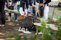 「熱中症の危険は？」少年野球のベンチ撤去勧告に疑問も続々　特例などは認めないのか、札幌市に聞いた