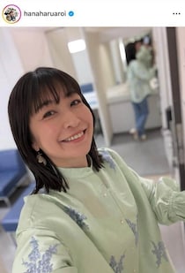 小野真弓、ピンクのノースリニットで色気ダダ漏れ...変わらぬ美貌にドキっ　「笑顔がステキ」「癒やされた」