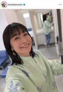 小野真弓、ピンクのノースリニットで色気ダダ漏れ...変わらぬ美貌にドキっ　「笑顔がステキ」「癒やされた」