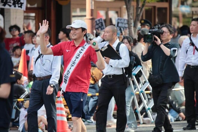 パレードで手を振る斎藤元彦知事（5月17日、神戸市中央区）