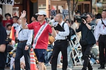 「SNSで大バズり」斎藤元彦知事がパレードで大ハッスル　「神戸まつり」参加を巡り飛び交ったうわさ