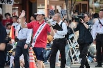 「SNSで大バズり」斎藤元彦知事がパレードで大ハッスル　「神戸まつり」参加を巡り飛び交ったうわさ