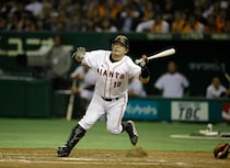 暴行容疑で逮捕の巨人・阿部慎之助監督　引退セレモニーでの家族ショット拡散「どうして」ファン悲嘆