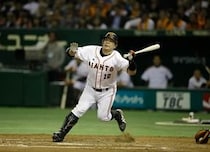 暴行容疑で逮捕の巨人・阿部慎之助監督　引退セレモニーでの家族ショット拡散「どうして」ファン悲嘆
