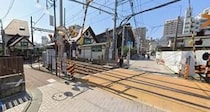 「危ない！」電車が来るのに踏切内にいて...　女性観光客2人組の動画が拡散、江ノ電の見解は