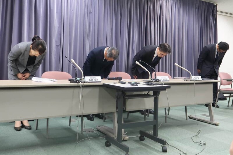 日本航空(JAL)は客室乗務員(CA)の飲酒事案を受けて記者会見した。左から客室本部長の中野淳子・執行役員、安全統括管理者の中川由起夫・常務執行役員、総務本部長の野田靖・常務執行役員、沼畑康夫広報部長