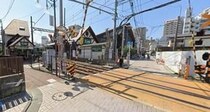 「危ない！」電車が来るのに踏切内にいて...　女性観光客2人組の動画が拡散、江ノ電の見解は