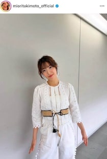瀧本美織、鮮やか青緑ノースリワンピで...背中のぞかせドキっ　すらり神スタイルの美貌ショット