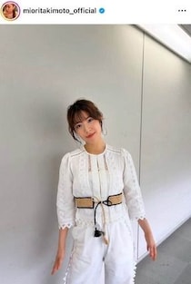 瀧本美織、鮮やか青緑ノースリワンピで...背中のぞかせドキっ　すらり神スタイルの美貌ショット