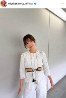 瀧本美織、鮮やか青緑ノースリワンピで...背中のぞかせドキっ　すらり神スタイルの美貌ショット
