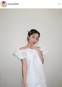 ばんばんざい・みゆ、超ミニ丈のコーデで階段にしゃがんで...ドキっ　「超可愛いすぎ」「透明感ヤバすぎる」