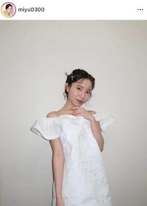 ばんばんざい・みゆ、超ミニ丈のコーデで階段にしゃがんで...ドキっ　「超可愛いすぎ」「透明感ヤバすぎる」