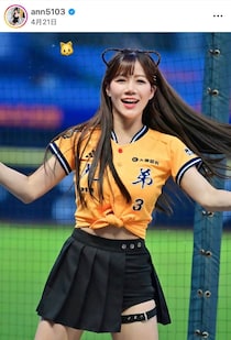 台湾の美女チア・アン、白ミニスカゴルフウェアで「激カワ」ハートポーズ　チア姿と雰囲気変わってドキっ