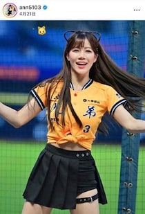 台湾の美女チア・アン、白ミニスカゴルフウェアで「激カワ」ハートポーズ　チア姿と雰囲気変わってドキっ
