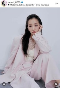 板野友美、色気ダダ漏れ...赤キャミ姿で背中見せバックショット　「めっちゃ可愛い」「天使ですね」「カワイイ」