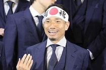 サッカー日本代表、事前合宿地メキシコへ　長友佑都、成田で「闘魂」日の丸ハチマキに歓声→到着時はカウボーイハットで歓迎