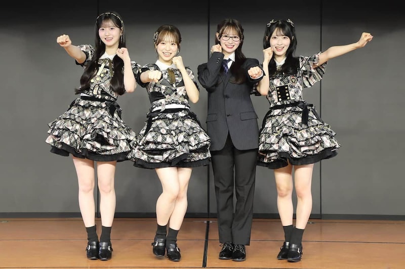 秋のコンサートに向けて意気込むAKB48メンバー。左から八木愛月さん、倉野尾成美さん、伊藤百花さん、佐藤綺星（あいり）さん
