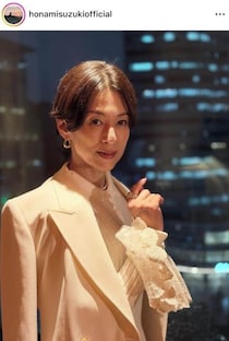 鈴木保奈美、肩出しノースリーブのブラックコーデで...変わらぬ美貌にドキっ　「綺麗すぎる！」「お美しい！」