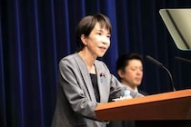 高市首相の「サナ活」ブームは終わったか　愛用バッグやペン爆売れ、えびせんべいセールス10倍増...そして今