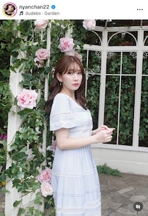 小嶋陽菜、色気ダダ漏れキャミワンピ姿でシチリアの街角に　「本当に美しい」「可愛いすぎる」「完全に世界一」