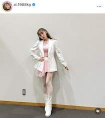 加護亜依、膝上白ミニスカあわせたゴルフコーデで...かわいさ限界突破　「可愛い」「めっちゃ似合ってる」