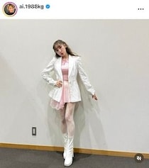 加護亜依、膝上白ミニスカあわせたゴルフコーデで...かわいさ限界突破　「可愛い」「めっちゃ似合ってる」